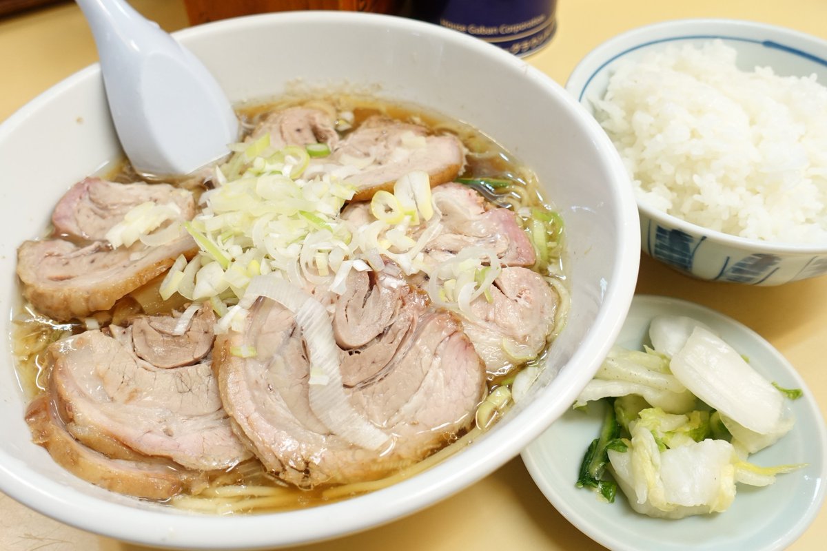 rakusyoku's tweet photo. 築地場外市場の幸軒さんでいただいたチャーシュー麺ライス。
あとちょっとでお楽しみの週末突入、頑張っていきますよ😆
#幸軒　#築地場外市場　#ラーメン https://t.co/BQQyQSzyVn