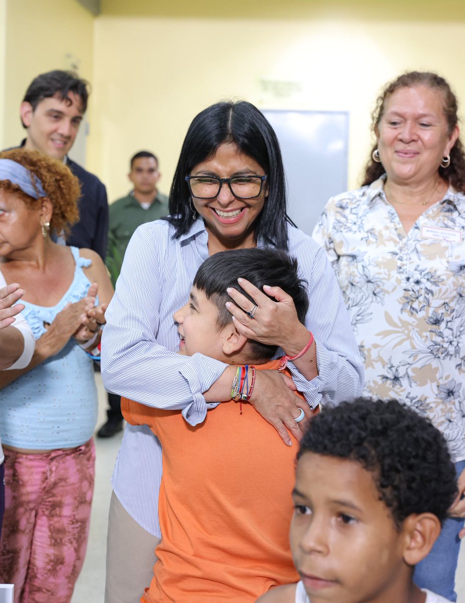 delcyrodriguezv's tweet photo. De visita a los campamentos transitorios, junto a las familias y abrazando la esperanza de nuestros niños. ¡Nunca los dejaremos solos! https://t.co/bW3iUnBVpo