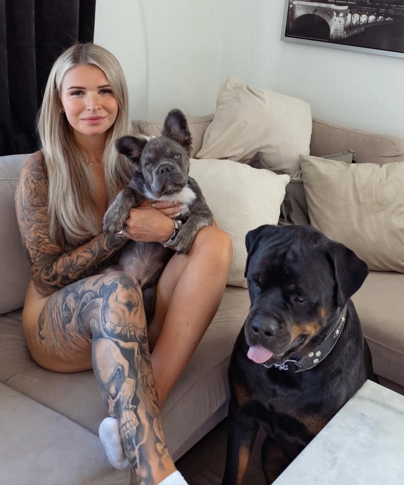 SabrinaPawxx's tweet photo. What 🐾💋company I’ve got ? #k9mom #beauty  
#NaughtyGirl #Unitedkingdom #America #Doglovers #NSFWTwitter #Europe #Doglovers https://t.co/O7KquYLLr0
