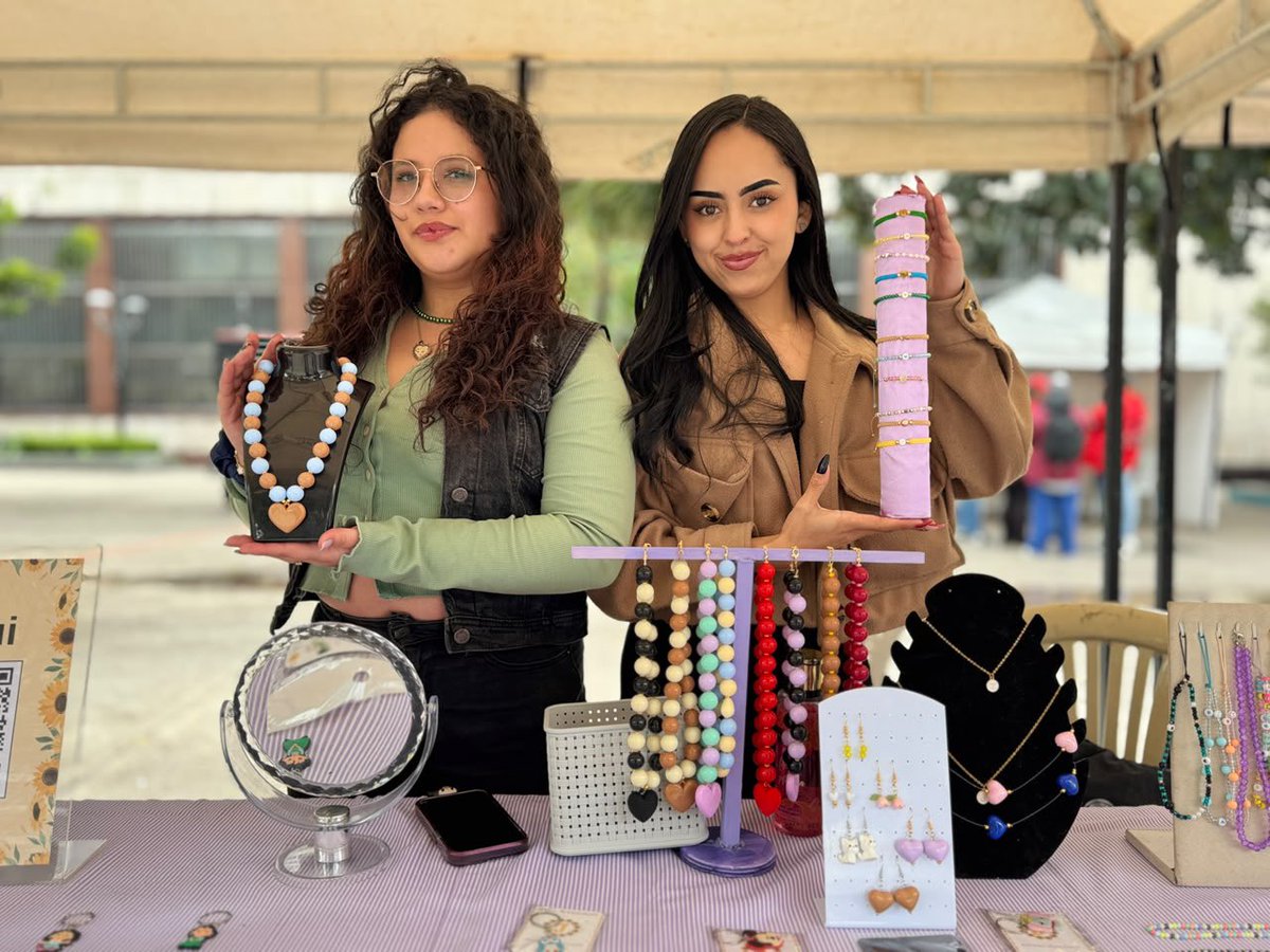 AlcaldiaSantaFe's tweet photo. 🌎✨ El Parque Santander recibió Emprende sin Fronteras, una feria que reunió 15 emprendimientos de la comunidad venezolana para compartir su talento, creatividad y aportar al desarrollo de Santa Fe. https://t.co/w5Nql0YKct
