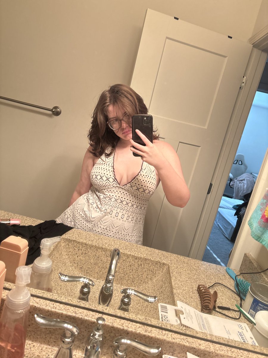 Skrunk_'s tweet photo. About to go to the pool~ who’s going to worship me, put my sunscreen on and pay for my snacks?

Findom, Finsub, domme, sub, humanatm, 🤭 https://t.co/4C0fkbeGu5