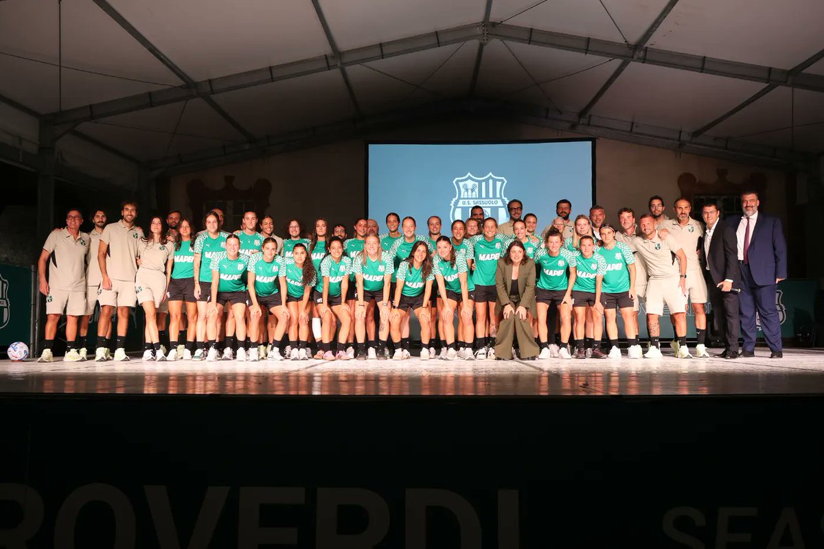 SassuoloUS's tweet photo. Serata Neroverde in centro cittΓ . Il Sassuolo si presenta ai propri tifosi π€π
Le foto della serata π https://t.co/yTXcWlhJm9
#ForzaSasol https://t.co/GqkbRLFOiv