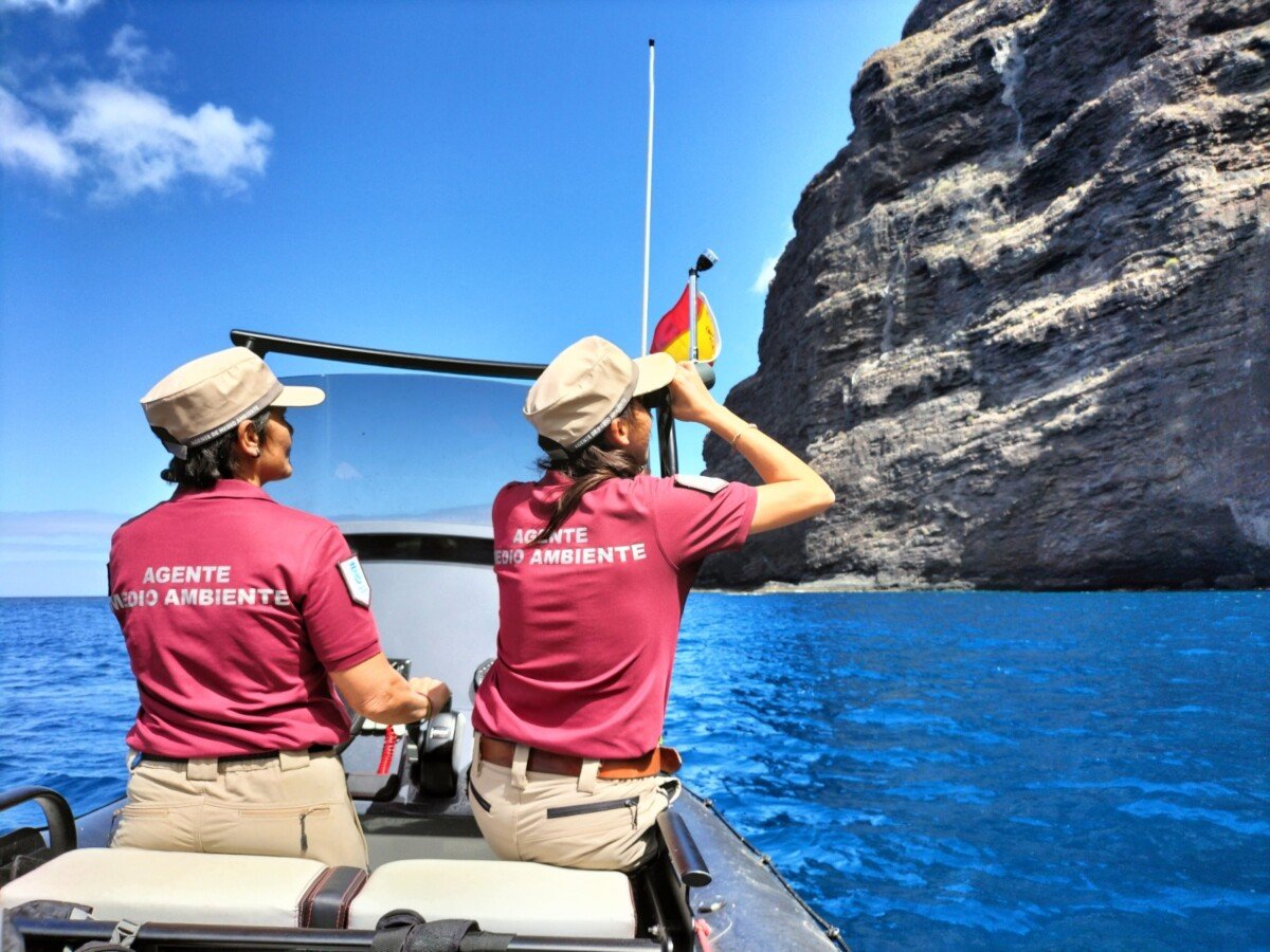 AEAFMA's tweet photo. Por tierra, mar y aire: proteger la naturaleza es nuestra misión.

En el #WorldRangerDay honramos la memoria de los compañeros que perdieron la vida en acto de servicio, y agradecemos la entrega diaria de l@s #AgentesMedioambientales en activo y jubilados.
https://t.co/bfI51pzLBP https://t.co/oNsdprklRT