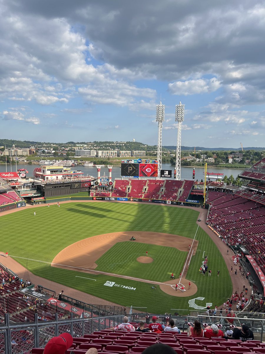 JKCincinnati's tweet photo. Can I bring home another #Reds win?! https://t.co/4e4bCqmjOy