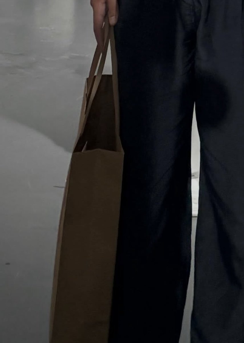 hudmiu's tweet photo. i need to know what’s in that bag so bad pleasehehes hudsonnuhhfjjdj https://t.co/eJgPzUYRtb