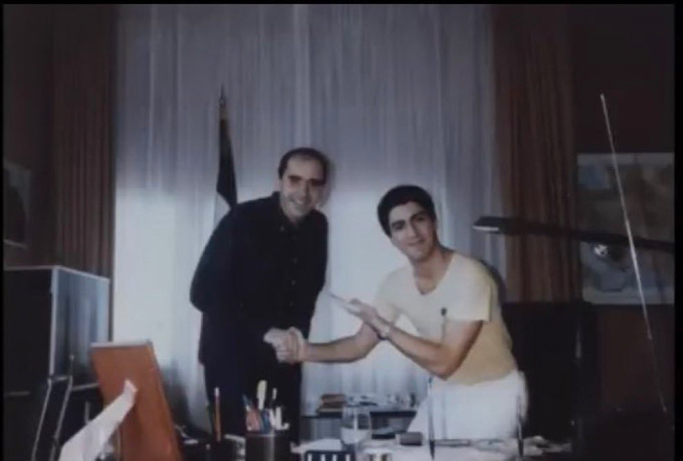 mirakh838's tweet photo. شاهزاده رضا پهلوی می‌خواست ولی نتوانست!
از سرمایه گذاریش در املاک با شراکت پسرخاله مادرش کامران دیبا گرفته تا سرمایه گذاریش در نفت و بورس و... توسط احمدعلی مسعودانصاری که همگی شکست خوردن و مامان فرح بهش گفت ما را به خیر تو امید نیست شر مرسان، بشین خونه خودم خرجتو میدم! https://t.co/ipQNCNd00O