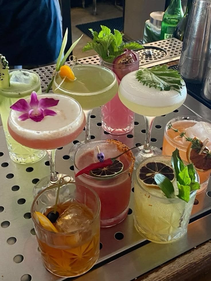 purelivn's tweet photo. summer drinks🍹🍸 https://t.co/aovwjpusTD