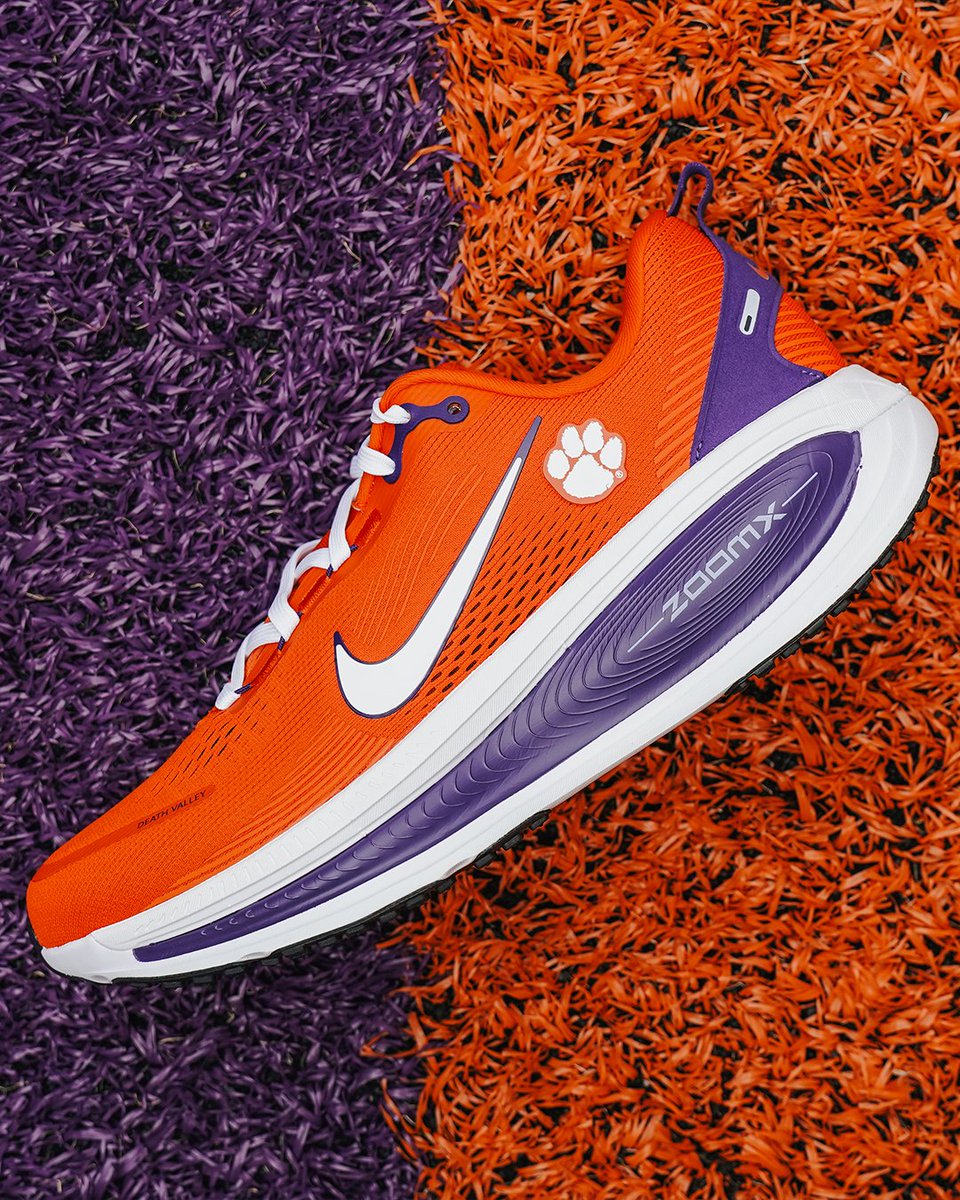 ClemsonTigers's tweet photo. Introducing the Clemson x Nike Vomero 18 🧡💜

Available online and in-store Saturday, August 1 at 10 a.m. (ET)! 🐅 https://t.co/Zt3FFsscIo
