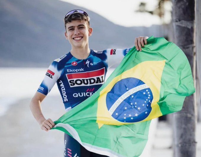 piuesportes's tweet photo. 🚴 Henrique Bravo terminou o Tour de l’Ain na quarta posição da classificação geral, seu melhor resultado numa volta nível 2.1 da UCI, além de ser o segundo na classificação juvenil e terceiro na classificação das montanhas.

Entendeu nada do que eu escrevi? Também sou leigo em ciclismo, mas fui entender melhor os resultados do Bravinho, nosso principal nome para os próximos anos no ciclismo estrada. Confere comigo:

No ciclismo estrada existem as corridas de um dia, mesmo modelo usado no Mundial e nos Jogos Olímpicos, e as voltas (Tour de France, Giro d’Italia e Vuelta a España formam as Grandes Voltas).

As corridas de um dia sempre vão ser classificadas com o número 1, e as voltas com o número 2. O que vem na sequência do número é o nível: UWT (UCI World Tour), Pro (UCI ProSeries), 1 (Classe 1) e 2 (Classe 2).

Os principais ciclistas competem nas dois maiores níveis. Na classe 1, apenas 50% das equipes podem ser participantes do World Tour, enquanto na classe 2 a participação é limitadas a equipes de níveis continentais e projetos de desenvolvimento, como a Soudal Quick Step-Devo Team, a equipe do Bravinho, que é como se fosse um time de base da Soudal Quick Step, forte equipe do World Tour que tinha o atual campeão olímpico.

Quando a corrida tem um U, ela é U23, e o Bravinho tem apenas 20 anos.

Entre os resultados, temos diversos tipos de classificações:

🟡 Classificação Geral - a principal dosputa. Soma o tempo de todas as etapas, vence quem tiver o menor tempo acumulado.

⚪️ Classificação Melhor Jovem - mesmo quesito da GC, mas apenas entre os ciclistas de certa idade, geralmente sub-23.

🟢 Classificação por Pontos - é atribuída uma pontuação pra cada atleta na chegada de cada etapa. Não leva em consideração os tempos, mas sim as posições.

🔴 Classificação de Montanha - pontos dados em trechos de subidas selecionados pela organização de cada volta. Também leva em consideração as posições.
 
Bravinho soma três títulos de classificação geral de nível 2.2 na temporada, e agora obteve seu primeiro top-4 numa volta 2.1, um nível acima.

Confira os resultados completos da temporada, em ordem cronológica:

Tour de Ruanda 🇷🇼 - UCI 2.1
🟨 6º na classificação geral
⬜️ 4º na classificação juvenil
🏆 Venceu a Etapa 7

Tour de Antalya 🇹🇷 - UCI 2.2
🟨 Campeão na classificação geral
🟥 2º na classificação das montanhas
🏆 Venceu a Etapa 3

Circuit des Ardennes 🇫🇷 - UCI 2.2
🟨 7º na classificação geral
⬜️ Campeão na classificação juvenil

Liége-Bastogne-Liége 🇧🇪 - UCI 1.2U
🚴 16º na corrida de um dia

Volta da Alta Áustria 🇦🇹 - UCI 2.2
🟨 Campeão na classificação geral
• Badge de mais novo da história
🏆 Venceu a Etapa 1

Giro d’Italia Next Gen 🇮🇹 - UCI 2.2U
🟨 3º na classificação geral
• Primeiro brasileiro na história a subir no pódio da versão juvenil do tradicional Giro

Giro Ciclístico Valle d’Aosta 🇮🇹 - UCI 2.2U
🟨 Campeão na classificação geral
🟩 2º na classificação de pontos
🏆 Venceu a Etapa 1 de contrarrelógio

Tour de l’Ain 🇫🇷 - UCI 2.1 🆕
🟨 4º na classificação geral
⬜️ 2º na classificação juvenil
🟥 3º na classificação das montanhas