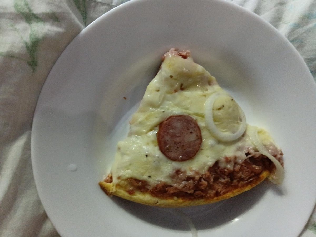 tavioooo's tweet photo. Resolvi comer 2 fatias disso e temrinei o dia com umas 1000 kcal😭 https://t.co/J8WCffHJnv