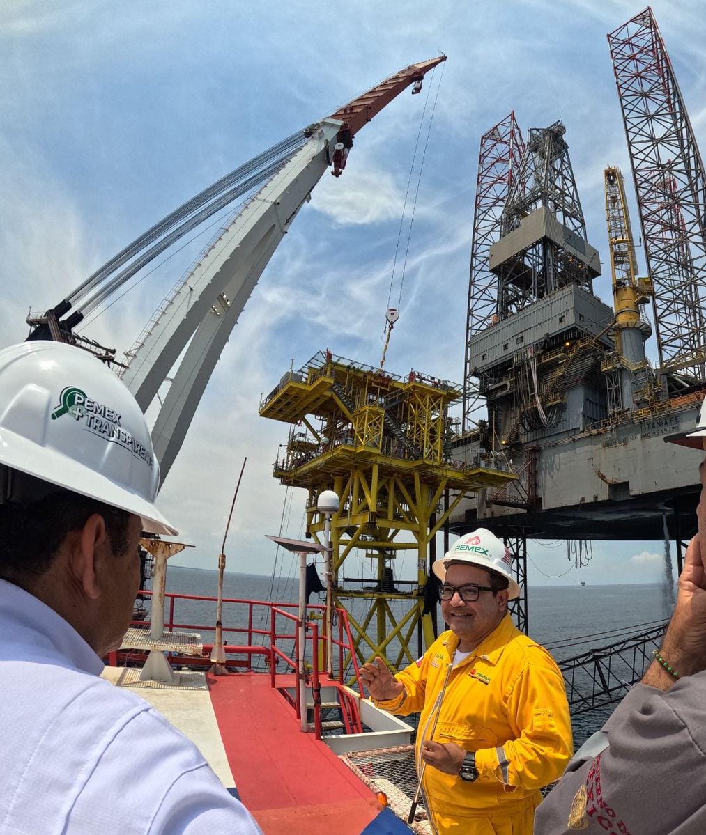 OpinaPerforando's tweet photo. GERMÁN LARREA SE AFIANZA EN EL GOLFO DE MÉXICO $133 MILLONES DE DÓLARES POR ARRENDAR DOS PLATAFORMAS A PEMEX
#PEMEX #GolfodeMéxico #Sudamerica #Plataforma #GrupoMéxico #PEMSA
La narrativa pública entre la Cuarta Transformación (#4T) y el segundo hombre más rico de México, Germán Larrea Mota Velasco, suele estar teñida de un discurso de confrontación e hitos de alta tensión. Empero, la realidad de los contratos estatales cuenta una historia radicalmente distinta, una donde impera el pragmatismo puro y la mutua dependencia. El ejemplo más reciente e inapelable de esta dinámica entre el gigante energético estatal y el brazo de infraestructura del empresario minero y petrolero es la adjudicación sin licitar dee dos plataformas marinas por un monto de $133 millones de dólares -poco más $2 mil 307 millones de pesos al tipo de cambio actual-.
Apenas unos meses después de que Compañía Perforadora México (PEMSA) -subsidiaria de Grupo México- se viera obligada a frenar de golpe las operaciones de cuatro de sus seis plataformas autoelevables debido a la asfixiante crisis de impagos y falta de liquidez de Pemex (y que ya habría reactivado PEMSA tras los pagos de la petrolera), la petrolera dirigida por Juan Carlos Carpio Fragoso ha vuelto a tocar a la puerta de Larrea Mota Velasco. No lo hizo mediante un concurso abierto, sino a través de la vía de la Adjudicación Directa.
Bajo el expediente número DEE-AD-A-GCEE-100-107359-26-1, PEMEX oficializó el fallo para el "Arrendamiento sin opción a compra, de plataformas de perforación marina tipo autoelevable cantiliver de patas independientes". Se trata de equipos de alta especialización técnica, con capacidad mínima nominal para operar en tirantes de agua de al menos 400 pies y perforar a profundidades de hasta 30,000 pies, incluyendo su mantenimiento integral en las aguas mexicanas del Golfo de México.
La bolsa asignada a la empresa de Larrea Mota Velasco se divide en dos robustos frentes que inyectan un tanque de oxígeno financiero a la división de infraestructura que comanda Francisco Manuel Zinser González:
Paquete A: Un monto de $58,278,700.00 USD (Cincuenta y ocho millones, doscientos setenta y ocho mil, setecientos dólares de los Estados Unidos de América), antes de IVA.
Paquete B: Un monto de $74,732,500.00 USD (Setenta y cuatro millones, setecientos treinta y dos mil, quinientos dólares de los Estados Unidos de América), antes de IVA.
En total, una bolsa que supera los 133 millones de dólares asignada de forma directa. El documento fue emitido y firmado electrónicamente por Mario Valle Paz, en su carácter de Suplente por Ausencia del Titular de la Gerencia de Contrataciones para Exploración y Extracción, actuando bajo las facultades delegadas por la subdirectora de Abastecimiento mediante el oficio DAS-SA-234-2026 y respaldado por el Estatuto Orgánico de PEMEX.
Esta adjudicación es el vivo retrato de la era de transición y pragmatismo que define al gobierno de Claudia Sheinbaum. Por un lado, la administración federal aprieta las tuercas regulatorias, exigiendo a Grupo México desembolsos millonarios para resarcir daños históricos -como los 500 millones de pesos recientemente reactivados para la infraestructura del Río Sonora; por otro lado, el Palacio Nacional reconoce que para sostener las metas de producción soberana de hidrocarburos necesita la infraestructura pesada, los jack-ups y la experiencia técnica que solo un puñado de firmas privadas, con Larrea a la cabeza, poseen en la Sonda de Campeche.
Para Francisco Zinser y el equipo directivo de PEMSA, el contrato representa el cumplimiento de la promesa hecha a los inversionistas de reactivar la flota petrolera hacia 2026. No obstante, la gran incógnita que flota sobre los muelles de Ciudad del Carmen no es la obtención de los contratos, sino el flujo real del efectivo. Con una fortuna personal de Larrea valuada en más de 67 mil millones de dólares, Grupo México tiene la espalda financiera para absorber la volatilidad de los pagos gubernamentales, pero la cadena de proveedores locales y los sindicatos petroleros observarán de cerca si este nuevo millonario acuerdo se traduce en liquidez o si pasa a engrosar la ya histórica lista de deudas pendientes de la petrolera estatal.
La 4T y el "Rey del Cobre" se necesitan mutuamente, y en el tablero de ajedrez energético del Golfo de México, los negocios siempre terminan por imponerse sobre la ideología.