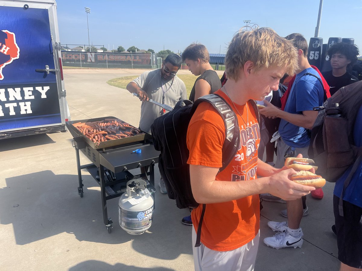 MNHS_Football's tweet photo. Summer 2026 with @TrayveonFrank8 and the crew

Straight 🐶s

Go Dawgs! https://t.co/OHswutxAqT