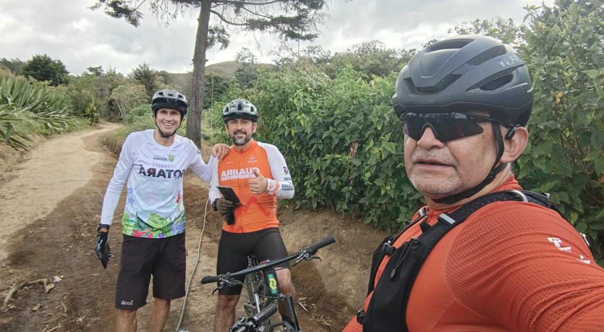 MariaFdaCabal's tweet photo. La ciudadanía denuncia lo que el Estado no puede seguir tolerando. Tres ciclistas asesinados a tiros en la vía Silvia–Totoró, Cauca. Un coronel y dos mayores en retiro del Ejército. Exigimos que se haga todo lo posible para capturar a los responsables.

Solidaridad con sus familias.