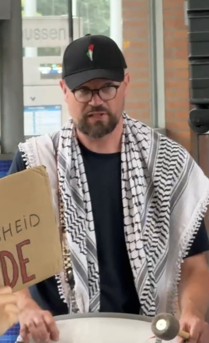 EppoTjuchem's tweet photo. Trommelaar Herman Witkam wil absoluut niet met zijn gezicht op X.

Verscholen achter de luidspreker, middelvingers in de lucht en scheldpartijen naar de camera.

Helpt dit Gaza, Herman? https://t.co/Lao149cBtb