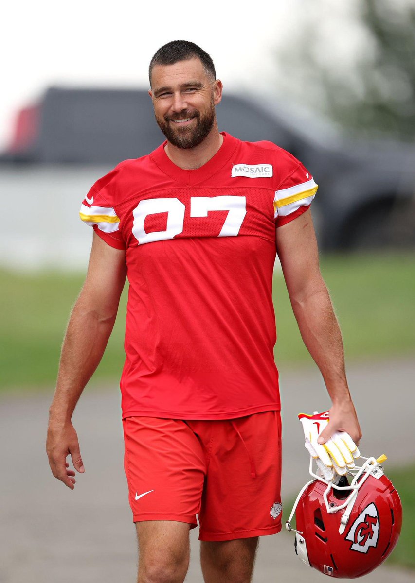 87KillaT's tweet photo. today @ training camp ✨ https://t.co/8Rk2pw4Avf