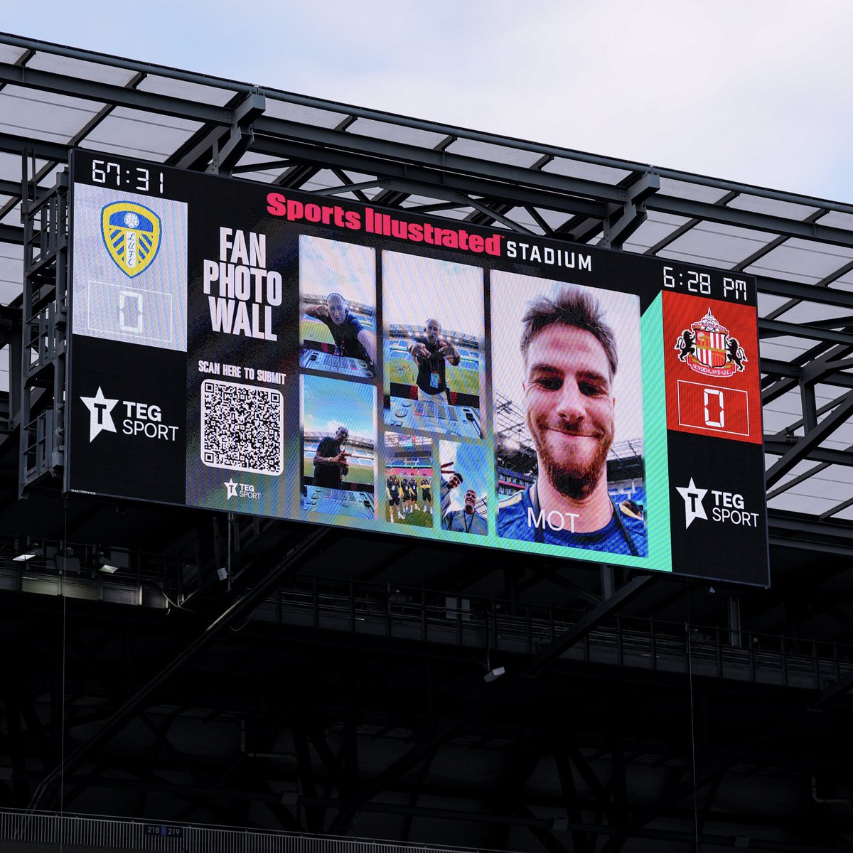LUFC's tweet photo. 🤣 He’s here! @SI_Stadium https://t.co/BJ4hFXo32x