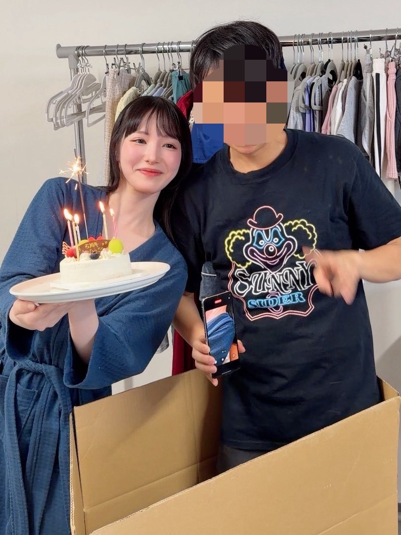 jun_kasui's tweet photo. おはようございます

メーカーさんに5周年お祝いしてもらいました✨️これからものんびりお頑張います！ 
横にいるPは、私をよく人外にしてくるP https://t.co/A94DAiBSfG