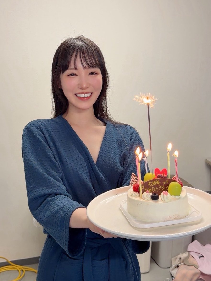 jun_kasui's tweet photo. おはようございます

メーカーさんに5周年お祝いしてもらいました✨️これからものんびりお頑張います！ 
横にいるPは、私をよく人外にしてくるP https://t.co/A94DAiBSfG