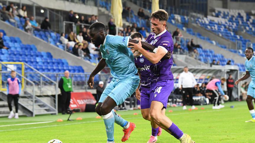 SignalFootBE's tweet photo. [EUROPE]

Et maintenant ?!

En Europa League, le RSCA croisera la route du PAOK Salonique, vainqueur de sa double confrontation face au Dynamo Kiev. Les Grecs s’avèrent d’un tout autre calibre qu’Hammarby: plus expérimentés, plus tranchants, mais aussi plus redoutables.

À mon avis, on part sur un bon 50-50, avec peut-être un léger avantage aux Mauves du fait qu’ils joueront le retour à Bruxelles.

——

Cette fois-ci, en Conference League, La Gantoise défiera Göteborg. Treizième de son championnat national, le club suédois vit une saison compliquée, certes, mais reste un solide client.

Comme les Buffalos, le pensionnaire d’Allsvenskan en a chié des balles pour se défaire de Levadia.

Ici, je vois tout de même 60% de chances de voir Gand poursuivre son chemin européen.

Allez les Belges !