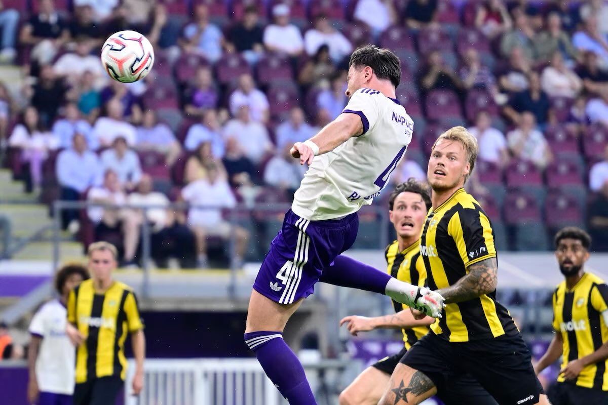 SignalFootBE's tweet photo. [EUROPE]

Et maintenant ?!

En Europa League, le RSCA croisera la route du PAOK Salonique, vainqueur de sa double confrontation face au Dynamo Kiev. Les Grecs s’avèrent d’un tout autre calibre qu’Hammarby: plus expérimentés, plus tranchants, mais aussi plus redoutables.

À mon avis, on part sur un bon 50-50, avec peut-être un léger avantage aux Mauves du fait qu’ils joueront le retour à Bruxelles.

——

Cette fois-ci, en Conference League, La Gantoise défiera Göteborg. Treizième de son championnat national, le club suédois vit une saison compliquée, certes, mais reste un solide client.

Comme les Buffalos, le pensionnaire d’Allsvenskan en a chié des balles pour se défaire de Levadia.

Ici, je vois tout de même 60% de chances de voir Gand poursuivre son chemin européen.

Allez les Belges !