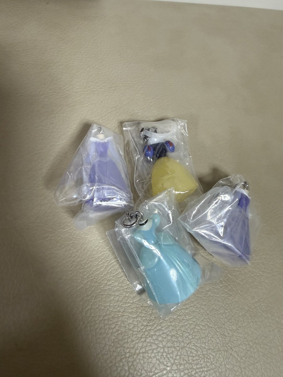 fuyuumare10's tweet photo. ディズニー　プリンセス　コスチューム　めじるしアクセサリー　交換

求:ベル

譲:オーロラ姫、シンデレラ、白雪姫

郵送での交換を希望します！
お気軽にお声がけください🙌 https://t.co/eGFElPRc6G