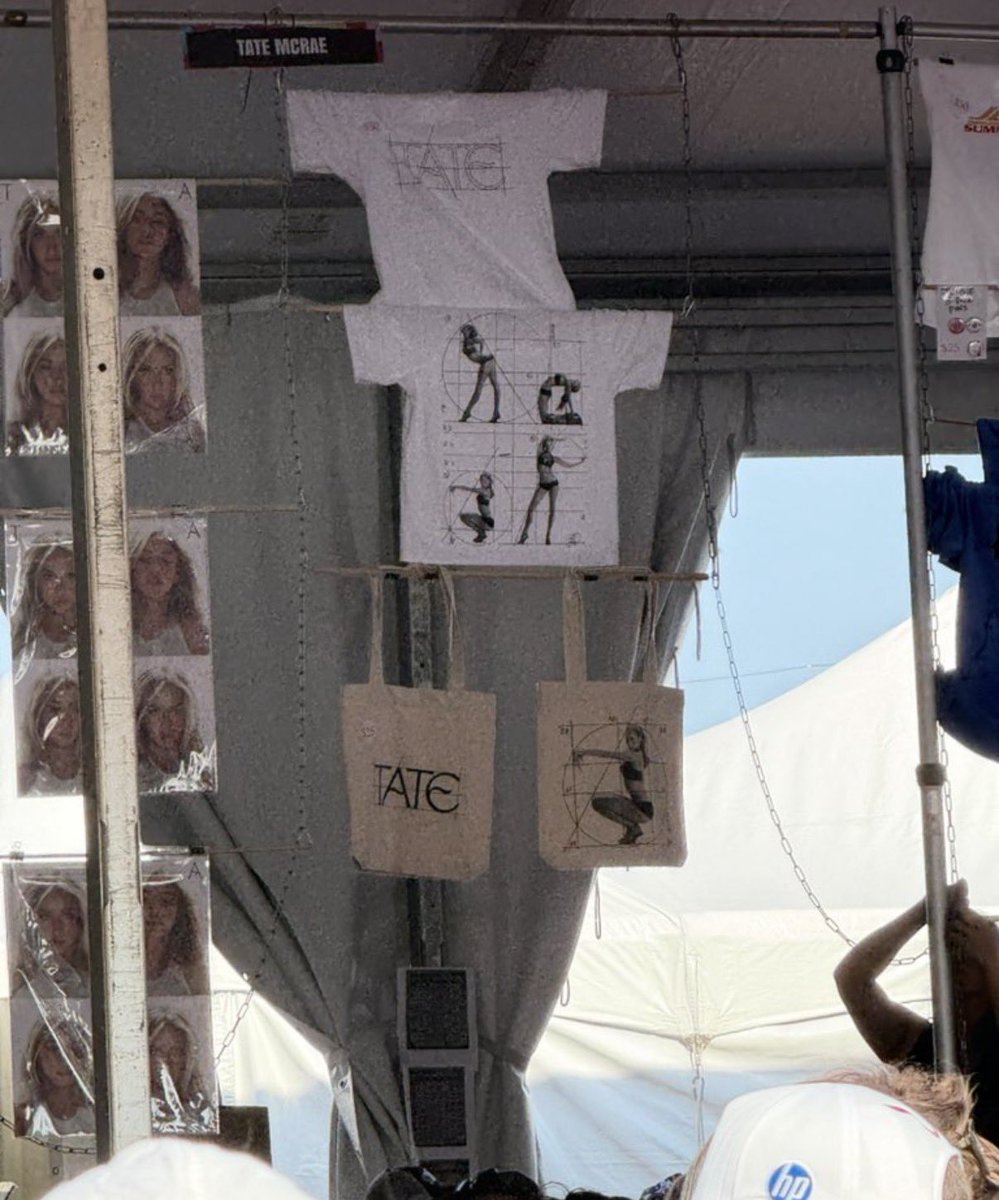 t8mcraetours's tweet photo. Tate McRae’s merch for Lollapalooza 2026! https://t.co/RZdKfUweUT