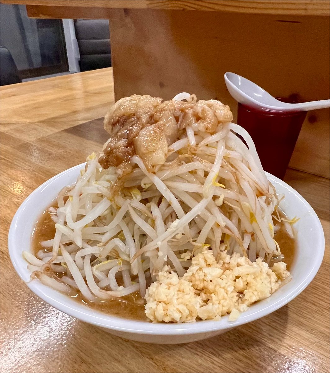 tottan_nerokiti's tweet photo. 店名:ラーメンえびす @小山市

フォロワーさんのご友人が店主さんなので是非とDMいただき、辛ラーメンの提供を待たずにフライング訪問🤭
着席して微笑まれた店主さんを見て、おぉー！と心の内で叫んだ☺️知ってる方だw

「ラーメン」ニンニクヤサイアブラカラメ

全部コールでなかなかの盛りの良さ！
シャキシャキの茹でヤサイは、味染みアブラと一緒に食べると新店とは思えない見事な塩梅。
スープは塩味が穏やかで、G系らしいパンチがありつつもすっきりと飲みやすくて旨い！
麺は前職のお店より少し細めで食べやすい印象。店内には家族連れや女性客の姿もあり、この客層の広さならこの麺の選択はあり👍
豚はしっとりジューシーで、脂身のとろけ具合も最高。厚みも食べやすい絶妙な大きさで、一口でパクっといけちゃいます。
途中で一味を振って辛めにブーストしたらマジでうまい！これは辛ラーメンの提供開始が待ち遠しくなる、期待感マシマシ😋な仕上がりです。
外待ちが出始めたので完飲はグッと堪えて退店w。
実に美味かった！
ごちそうさま🙏