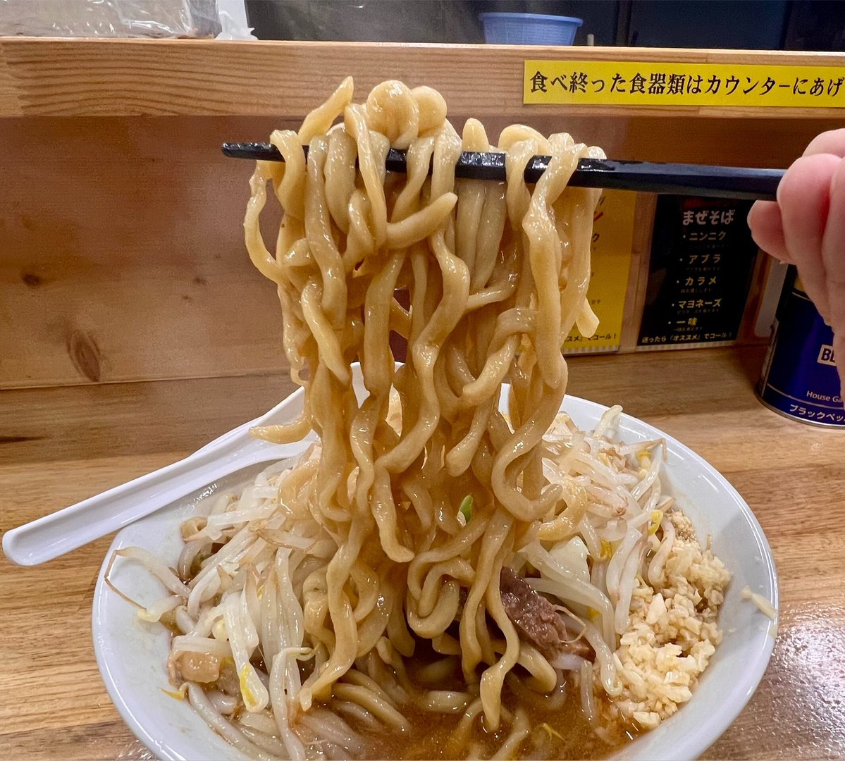 tottan_nerokiti's tweet photo. 店名:ラーメンえびす @小山市

フォロワーさんのご友人が店主さんなので是非とDMいただき、辛ラーメンの提供を待たずにフライング訪問🤭
着席して微笑まれた店主さんを見て、おぉー！と心の内で叫んだ☺️知ってる方だw

「ラーメン」ニンニクヤサイアブラカラメ

全部コールでなかなかの盛りの良さ！
シャキシャキの茹でヤサイは、味染みアブラと一緒に食べると新店とは思えない見事な塩梅。
スープは塩味が穏やかで、G系らしいパンチがありつつもすっきりと飲みやすくて旨い！
麺は前職のお店より少し細めで食べやすい印象。店内には家族連れや女性客の姿もあり、この客層の広さならこの麺の選択はあり👍
豚はしっとりジューシーで、脂身のとろけ具合も最高。厚みも食べやすい絶妙な大きさで、一口でパクっといけちゃいます。
途中で一味を振って辛めにブーストしたらマジでうまい！これは辛ラーメンの提供開始が待ち遠しくなる、期待感マシマシ😋な仕上がりです。
外待ちが出始めたので完飲はグッと堪えて退店w。
実に美味かった！
ごちそうさま🙏