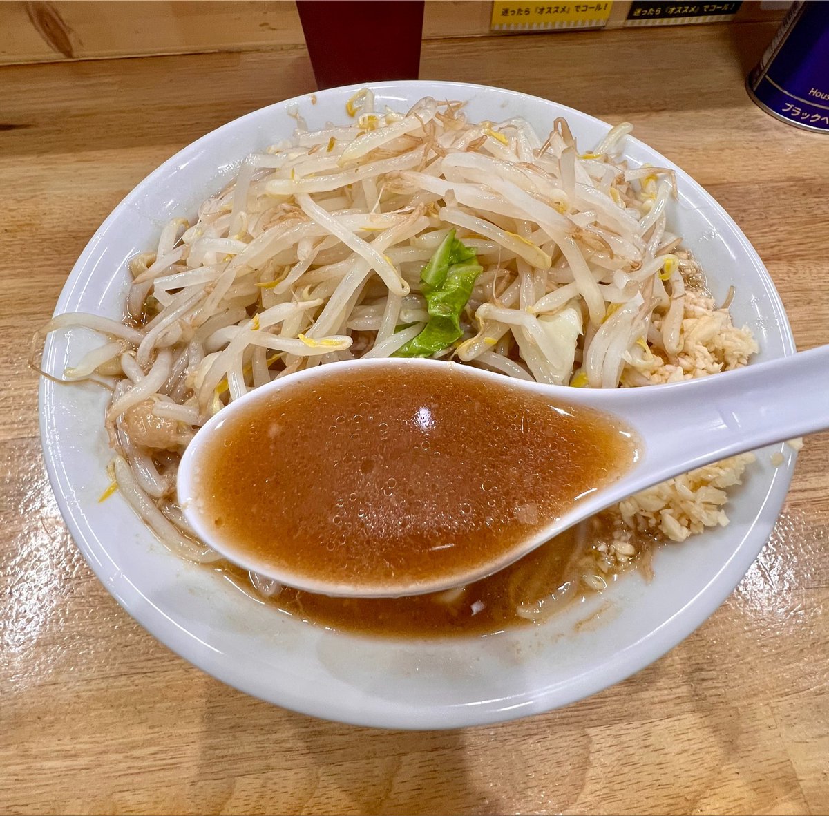 tottan_nerokiti's tweet photo. 店名:ラーメンえびす @小山市

フォロワーさんのご友人が店主さんなので是非とDMいただき、辛ラーメンの提供を待たずにフライング訪問🤭
着席して微笑まれた店主さんを見て、おぉー！と心の内で叫んだ☺️知ってる方だw

「ラーメン」ニンニクヤサイアブラカラメ

全部コールでなかなかの盛りの良さ！
シャキシャキの茹でヤサイは、味染みアブラと一緒に食べると新店とは思えない見事な塩梅。
スープは塩味が穏やかで、G系らしいパンチがありつつもすっきりと飲みやすくて旨い！
麺は前職のお店より少し細めで食べやすい印象。店内には家族連れや女性客の姿もあり、この客層の広さならこの麺の選択はあり👍
豚はしっとりジューシーで、脂身のとろけ具合も最高。厚みも食べやすい絶妙な大きさで、一口でパクっといけちゃいます。
途中で一味を振って辛めにブーストしたらマジでうまい！これは辛ラーメンの提供開始が待ち遠しくなる、期待感マシマシ😋な仕上がりです。
外待ちが出始めたので完飲はグッと堪えて退店w。
実に美味かった！
ごちそうさま🙏