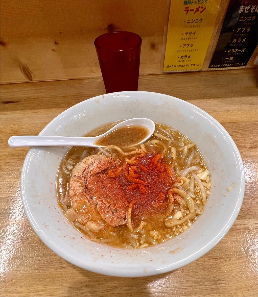 tottan_nerokiti's tweet photo. 店名:ラーメンえびす @小山市

フォロワーさんのご友人が店主さんなので是非とDMいただき、辛ラーメンの提供を待たずにフライング訪問🤭
着席して微笑まれた店主さんを見て、おぉー！と心の内で叫んだ☺️知ってる方だw

「ラーメン」ニンニクヤサイアブラカラメ

全部コールでなかなかの盛りの良さ！
シャキシャキの茹でヤサイは、味染みアブラと一緒に食べると新店とは思えない見事な塩梅。
スープは塩味が穏やかで、G系らしいパンチがありつつもすっきりと飲みやすくて旨い！
麺は前職のお店より少し細めで食べやすい印象。店内には家族連れや女性客の姿もあり、この客層の広さならこの麺の選択はあり👍
豚はしっとりジューシーで、脂身のとろけ具合も最高。厚みも食べやすい絶妙な大きさで、一口でパクっといけちゃいます。
途中で一味を振って辛めにブーストしたらマジでうまい！これは辛ラーメンの提供開始が待ち遠しくなる、期待感マシマシ😋な仕上がりです。
外待ちが出始めたので完飲はグッと堪えて退店w。
実に美味かった！
ごちそうさま🙏