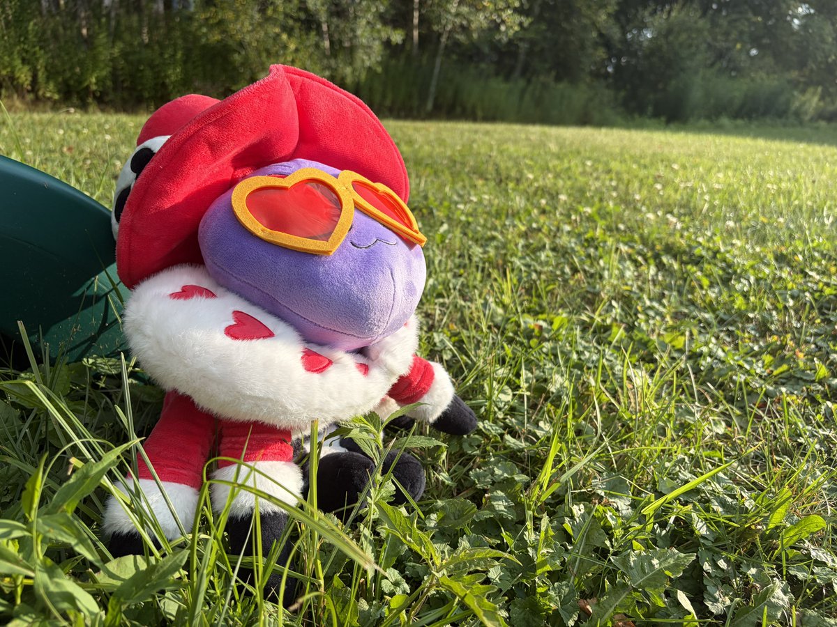 hazbintooz's tweet photo. Bro is sunbathing 😭 https://t.co/kHvaWw1zVS