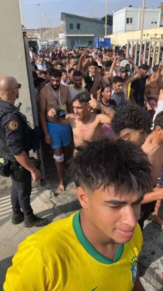 PimPamPoomFuego's tweet photo. Los culpables de la invasión de Ceuta y Melilla es de la izquierda, que nos desgobierna.
Ni son menores, ni son mujeres,  son hombres fuertes y en edad militar.
El ejército está para defender a España de los enemigos. https://t.co/LVZpGJ182r
