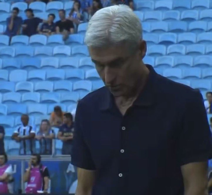 golsdobrasil1's tweet photo. A torcida do Grêmio protestou contra o técnico Luis Castro:

"Ei, Luis Castro, VTNC"

📸 Reprodução https://t.co/u2atf4eApq