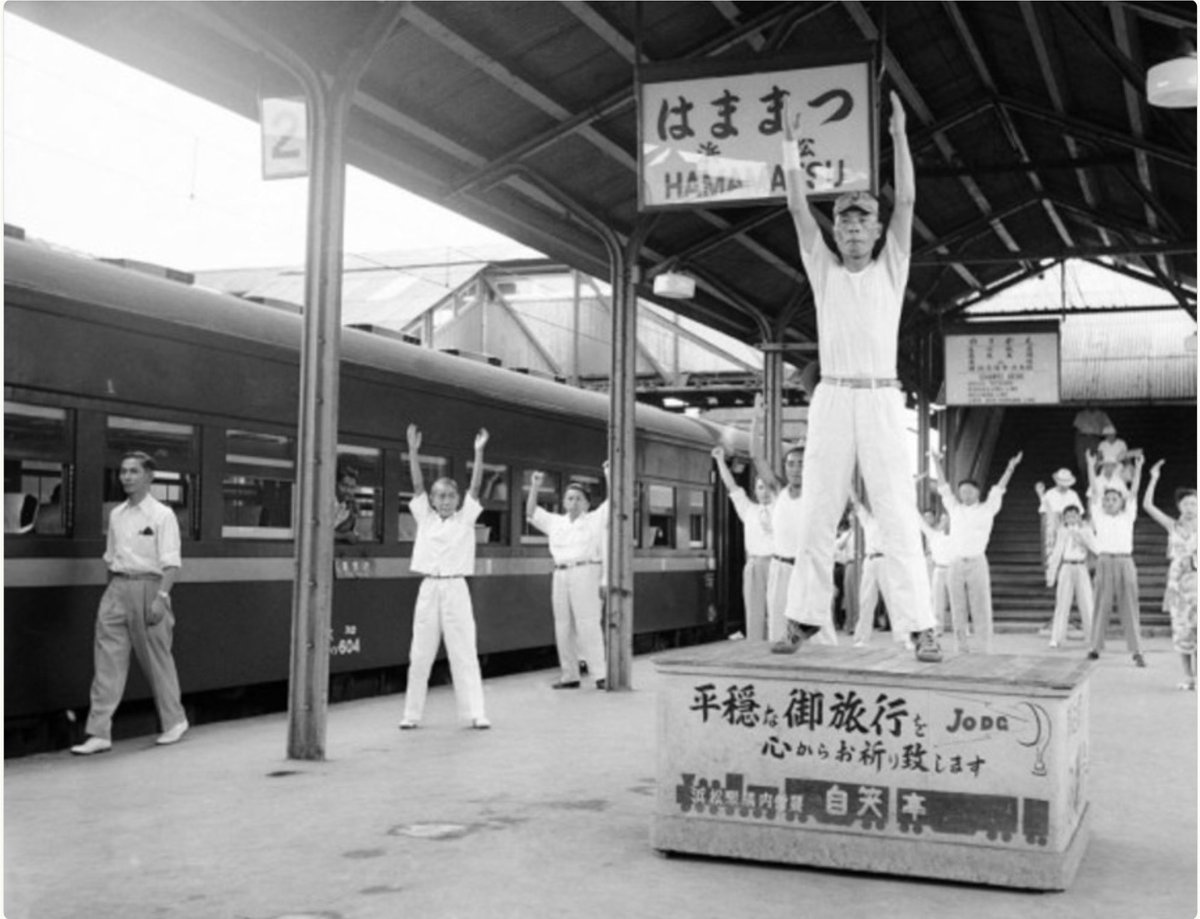 tammy_morinaga's tweet photo. #今では信じられない昭和
1952年(昭和27年)8月27日、浜松駅での5分間の停車時間に、教官の指導のもとホームで3分間の柔軟体操をする乗客たち。
東京から大阪の長旅の疲れをほぐすために行われていました。 https://t.co/oUMaaNNyqw