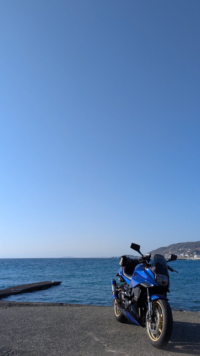 horipin7's tweet photo. #これを見た人は青い空と青い海とオートバイの画像を貼る https://t.co/MrPX8ZYL4K