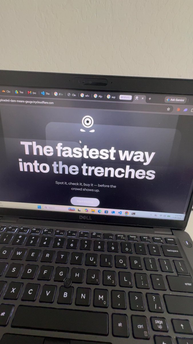 lowsummittt's tweet photo. Got new computer from my dad, a shitty dell but it’s better than a chromebook😂 besides that major progress👀👀 https://t.co/uZZbXpEdeO