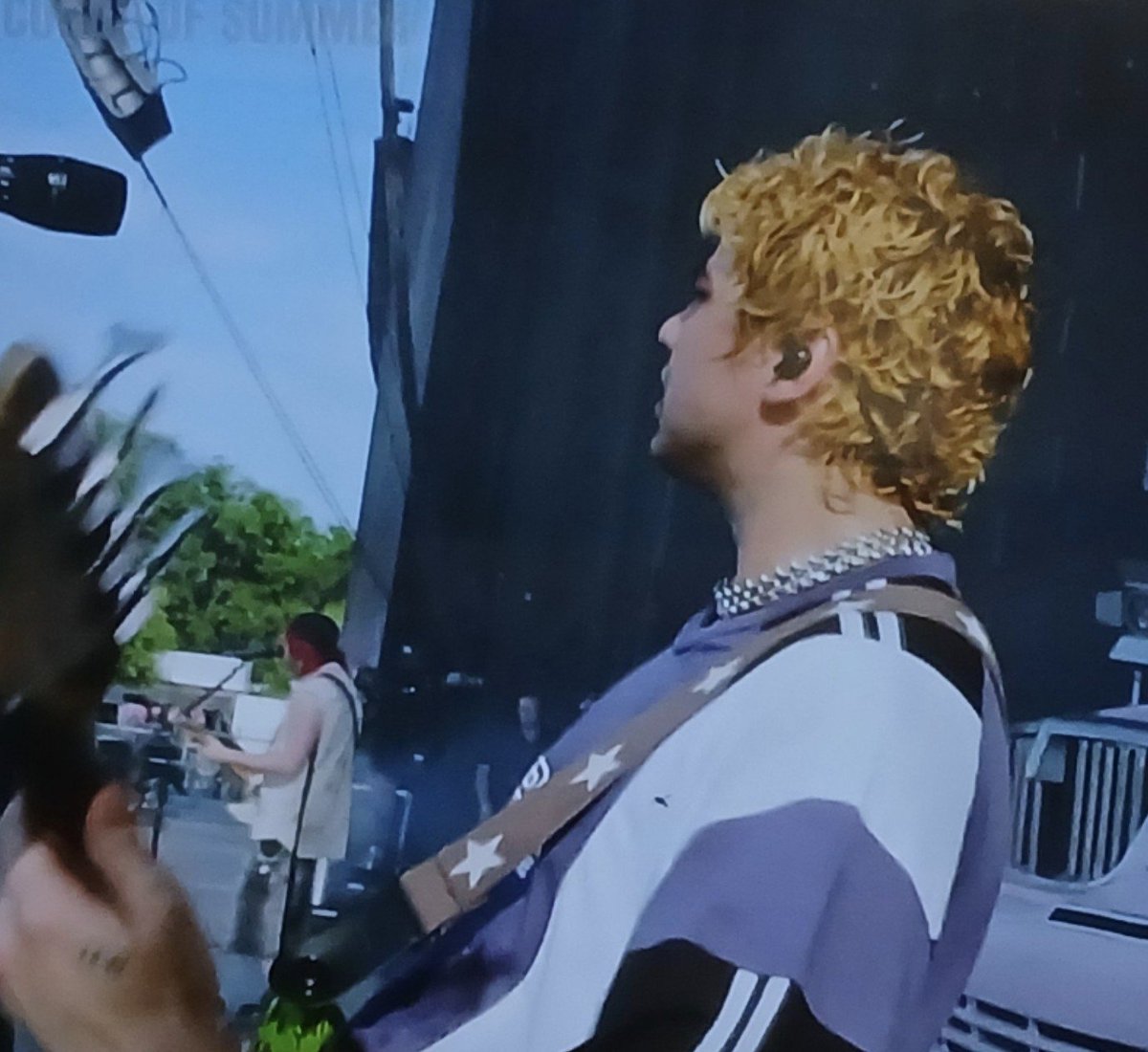 xuvisions's tweet photo. lollapalooza calum hood is one for the history books https://t.co/hjVjAtIrN5