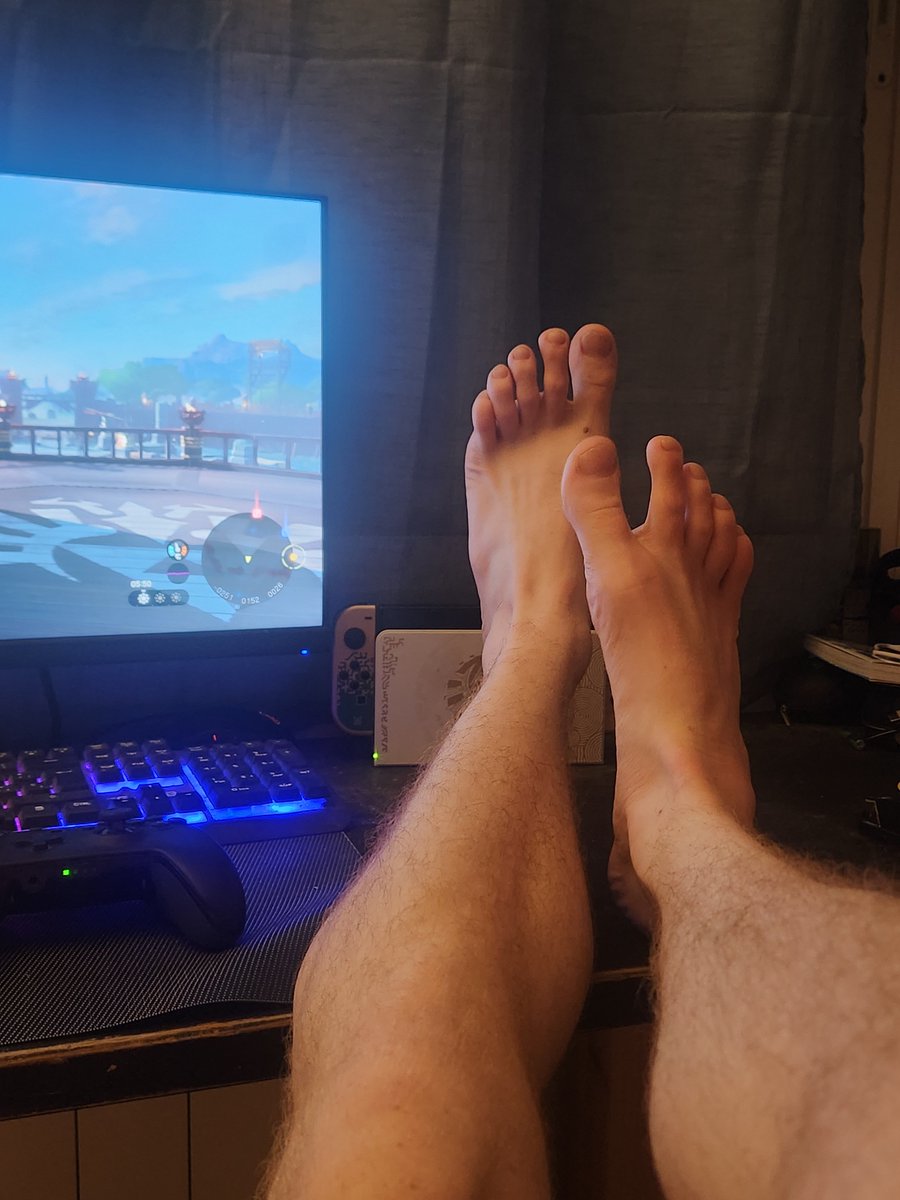 Raugod's tweet photo. Totalmente desnudo y sudado por el calor, quien va a lamer todo ese sudor😈😈 

#findom #cashmaster #paypig #sumisofinanciero #sumiso #alpha #cashdrain #foot #footmaster #footfetish https://t.co/7ZYxrxjFcF