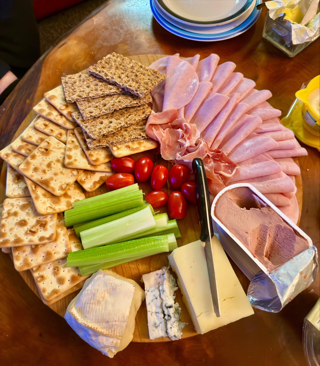 AnxiousHolly's tweet photo. my grandma knows how to put a plate together https://t.co/m16AAIa8Wi
