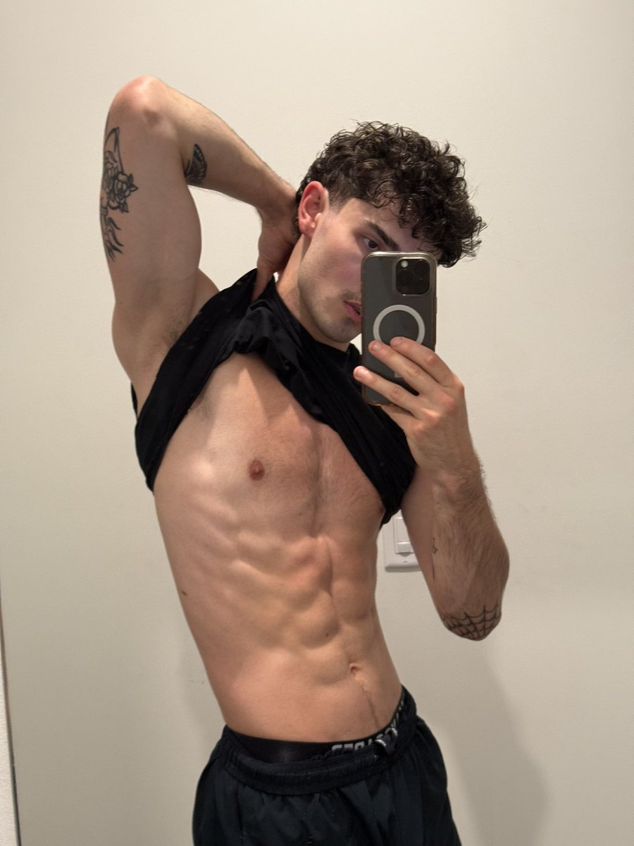 thatboymattt's tweet photo. lower body day, stairmaster ruined me in the best way possible 🙌🏼🥳 
#gym #lean #abs #muscle https://t.co/XG2haYsA0Z