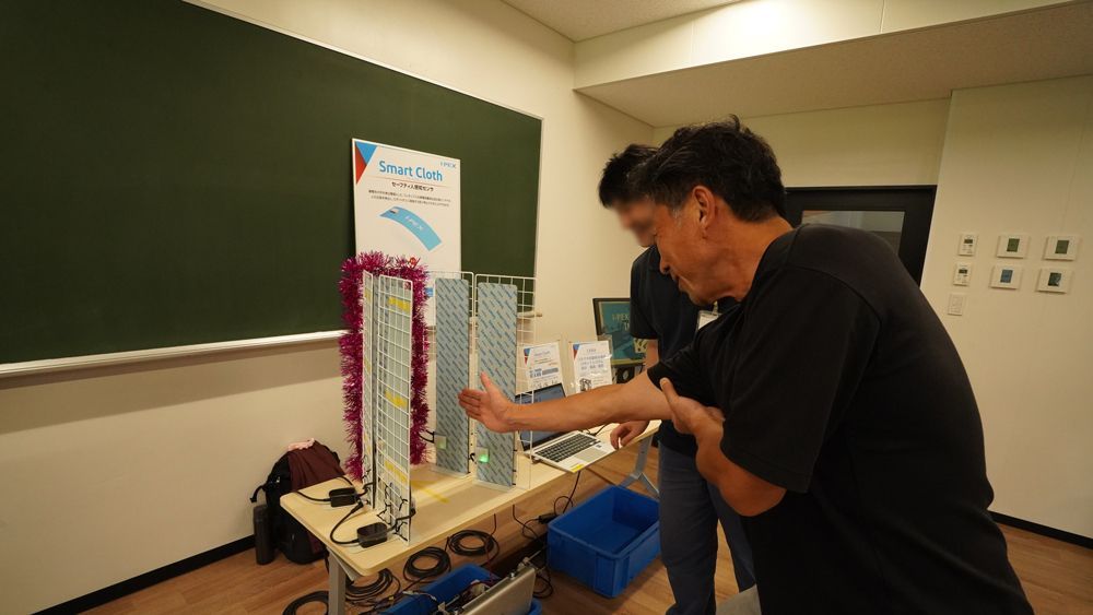 ipex_inc_old's tweet photo. ＼技術の“社内展示会”を開催しました／

先週I-PEXキャンパスにて、コネクタ・センサ・蓄電池・製造受託・MEMSなど5部門が出展🔬
実機やサンプルに触れ、開発者と直接語り合える一日に。普段は別々の現場で磨かれる“最・尖端”を、社長や社員みんなで体感しました。

#社内技術展示会 #ものづくり https://t.co/7oRlM36NhY