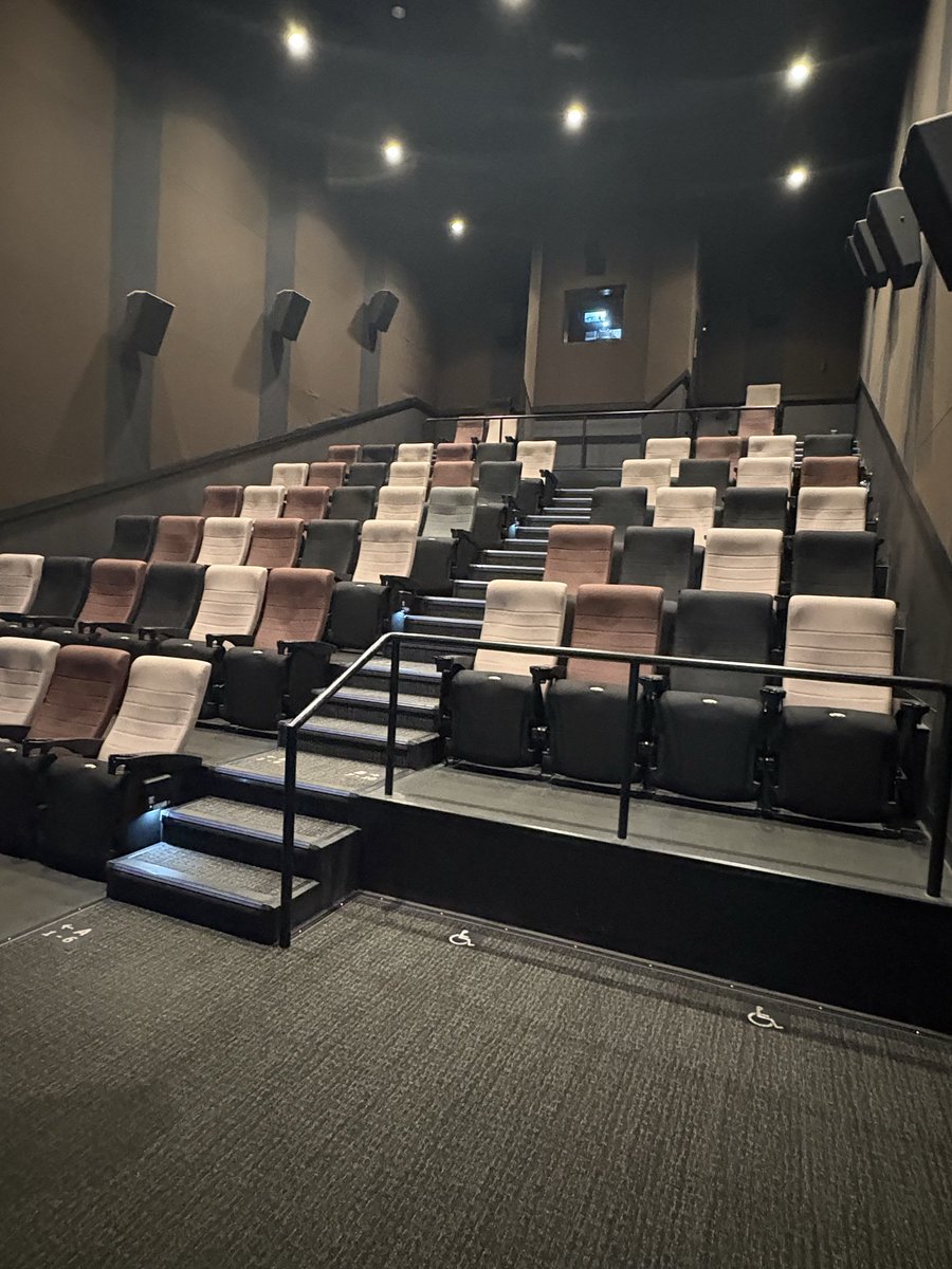 piedpiper28's tweet photo. 映画を観に来ました٩( ᐛ )و
ザ・貸切 https://t.co/PZCyBvUuLX