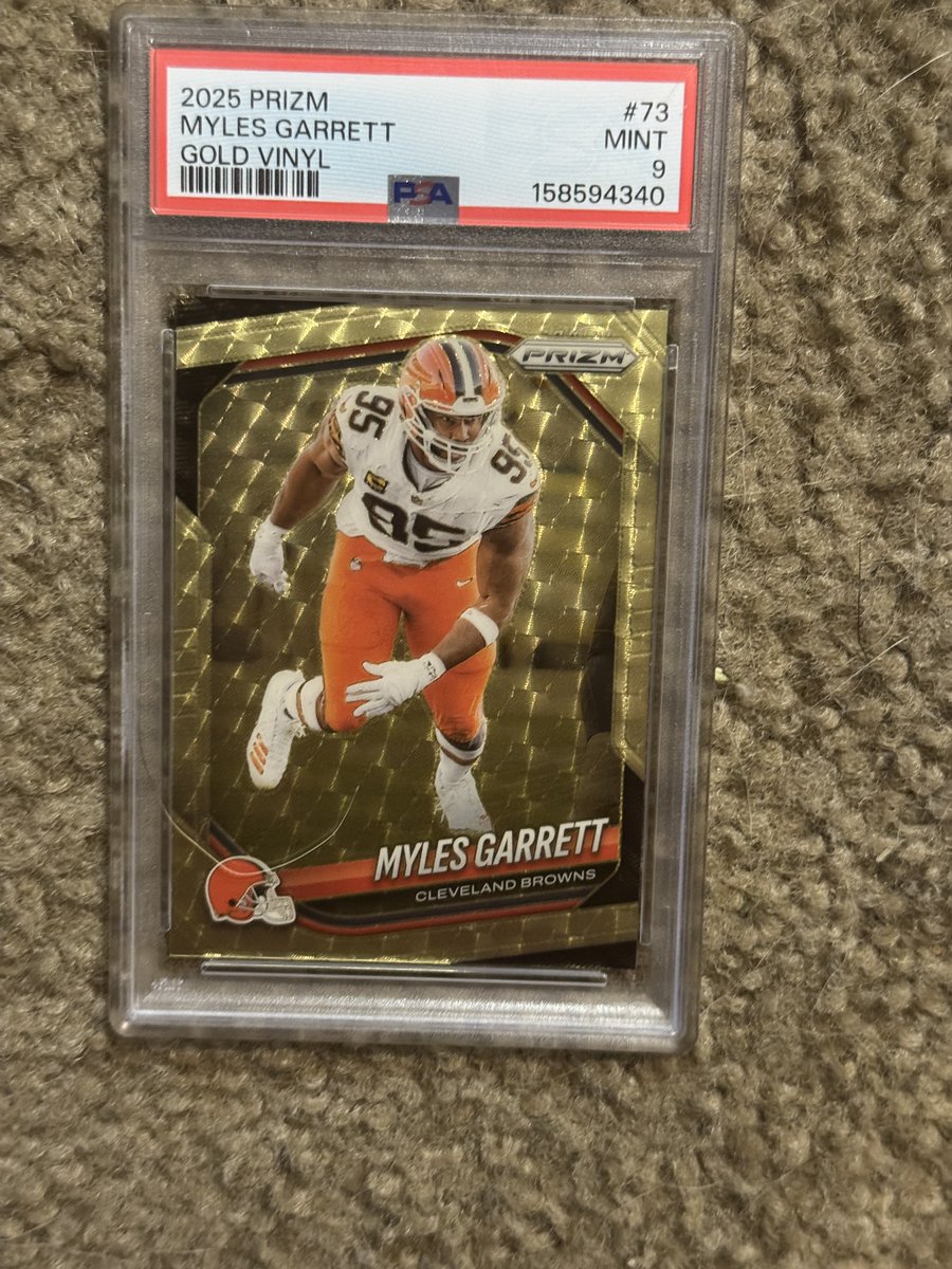 seanking1425's tweet photo. @ALTPEPEEEEEEE Myles Garrett gold vinyl /5 👀 https://t.co/f0TX4w3c4B