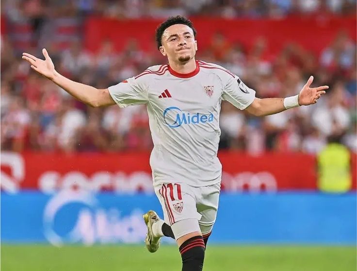 Hispalis_SFC's tweet photo. Venderías a Vargas por 25 millones? Si no por cuanto?
Si lo vendería❤️
No lo vendería💬
#SevillaFc #Hispalis #vargas https://t.co/xUA1mmmTWH