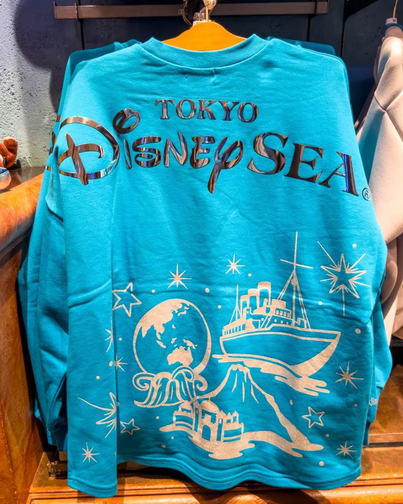 MezzoMikiD's tweet photo. 「東京ディズニーシー25周年“スパークリング・ジュビリー”」スペシャルグッズ
トレーナーが再販されました☆
 https://t.co/zrFQ3RSjAQ https://t.co/MGnEcfw61u