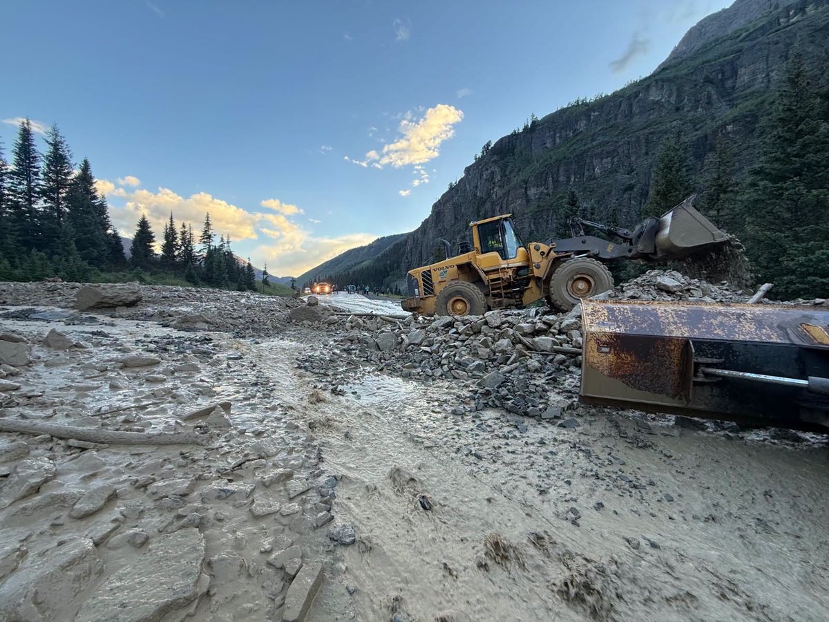 ColoradoDOT's tweet photo. #CDOT #News: Ongoing closure of #US550 Red Mountain Pass due to mud, debris removal efforts. Drivers may consider alternate route via Telluride.
📰https://t.co/t2YZGmOJag
#KnowBeforeYouGo #SlowfortheConeZone #COwx https://t.co/YF6ngjPSmx