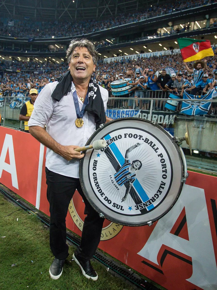 DoentesPFutebol's tweet photo. Será a hora de ligar para este homem? https://t.co/LELZqG32Z5