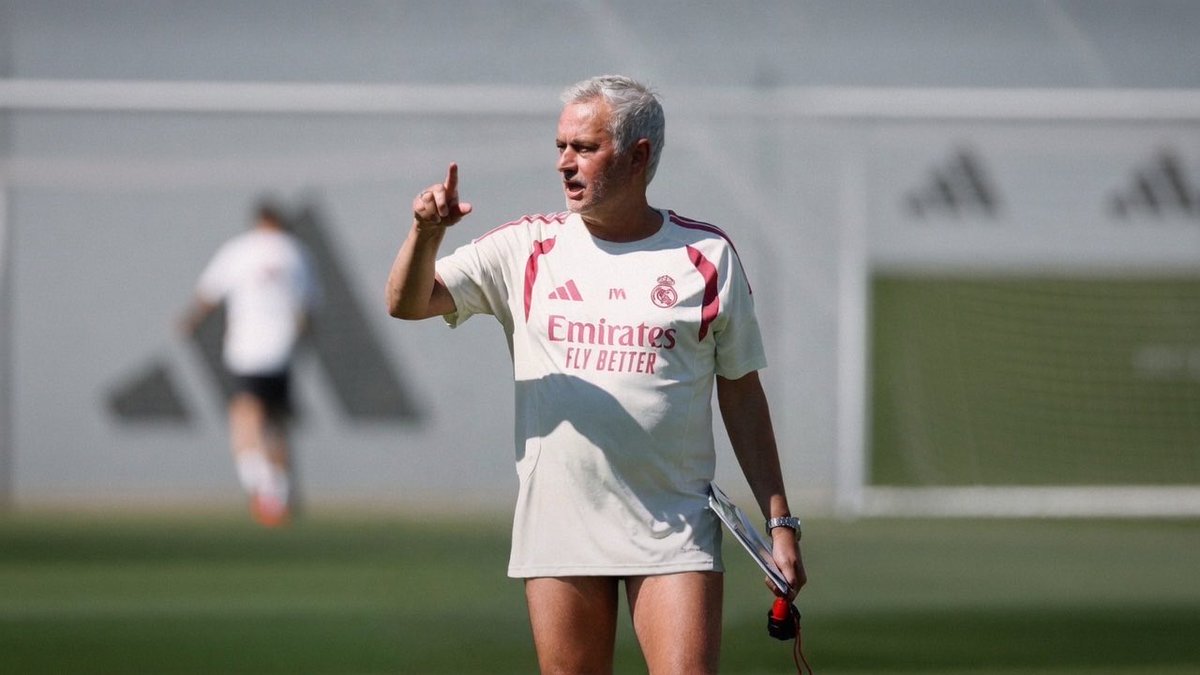 JustFTBLinnit's tweet photo. Real Madrid made so many signings this transfer window they had to sell Mourinho’s pants 😭 https://t.co/g5rNgENCbO