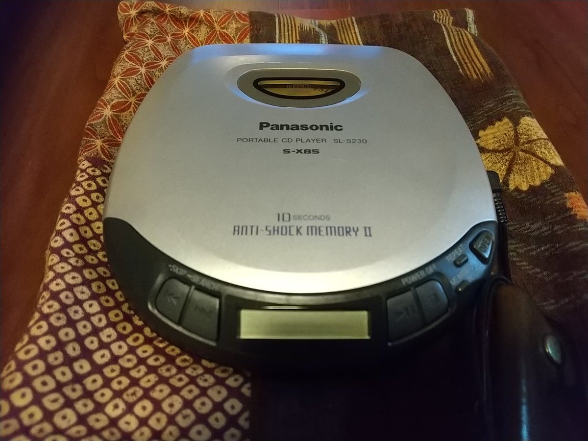FivePcdp's tweet photo. 通勤のお供はSL-S230＆finalのE-2000。
CDはBONNIE RAITTの「BONNIE RAITT」。
昨日と同じ。 https://t.co/qDXRCSzDtr