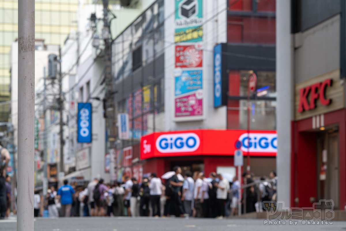kaztsu's tweet photo. GiGO秋葉原5号館、平日早朝から約100人くらい。呪術廻戦らしい https://t.co/KdYnlrv2Ob
